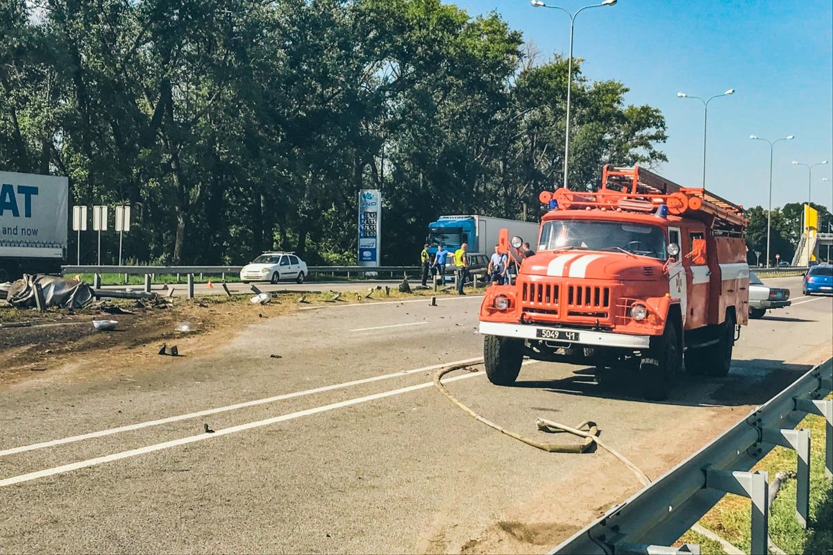 Сам водитель грузовика с места происшествия скрылся, его разыскивает полиция