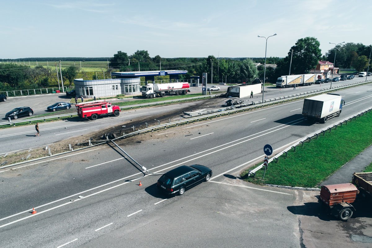 Грузовик, который вез виноград, от удара загорелся и почти полностью сгорел
