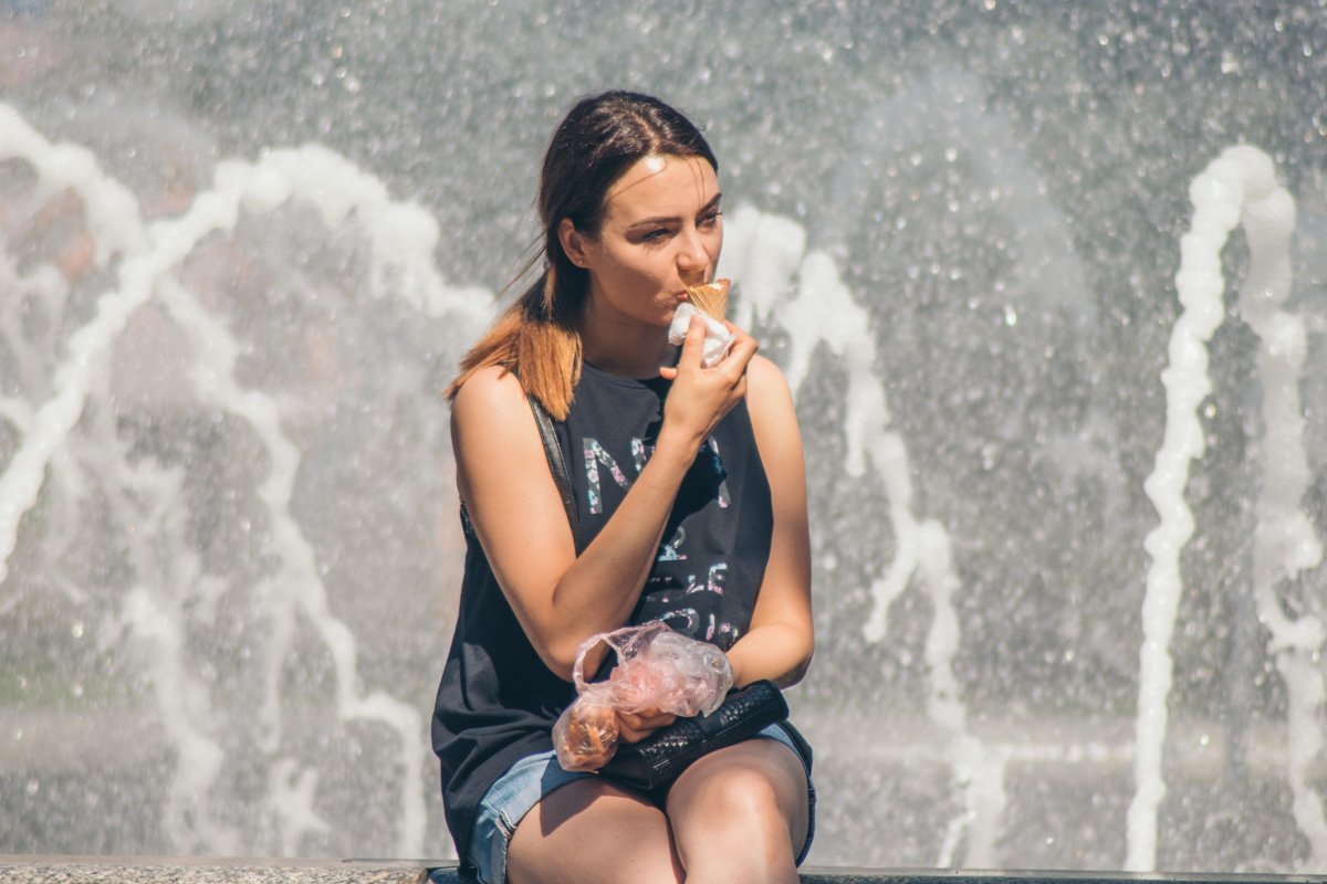 Дабл-лайфхак против жары: брызги воды и мороженое Дабл-лайфхак против жары: брызги воды и мороженое