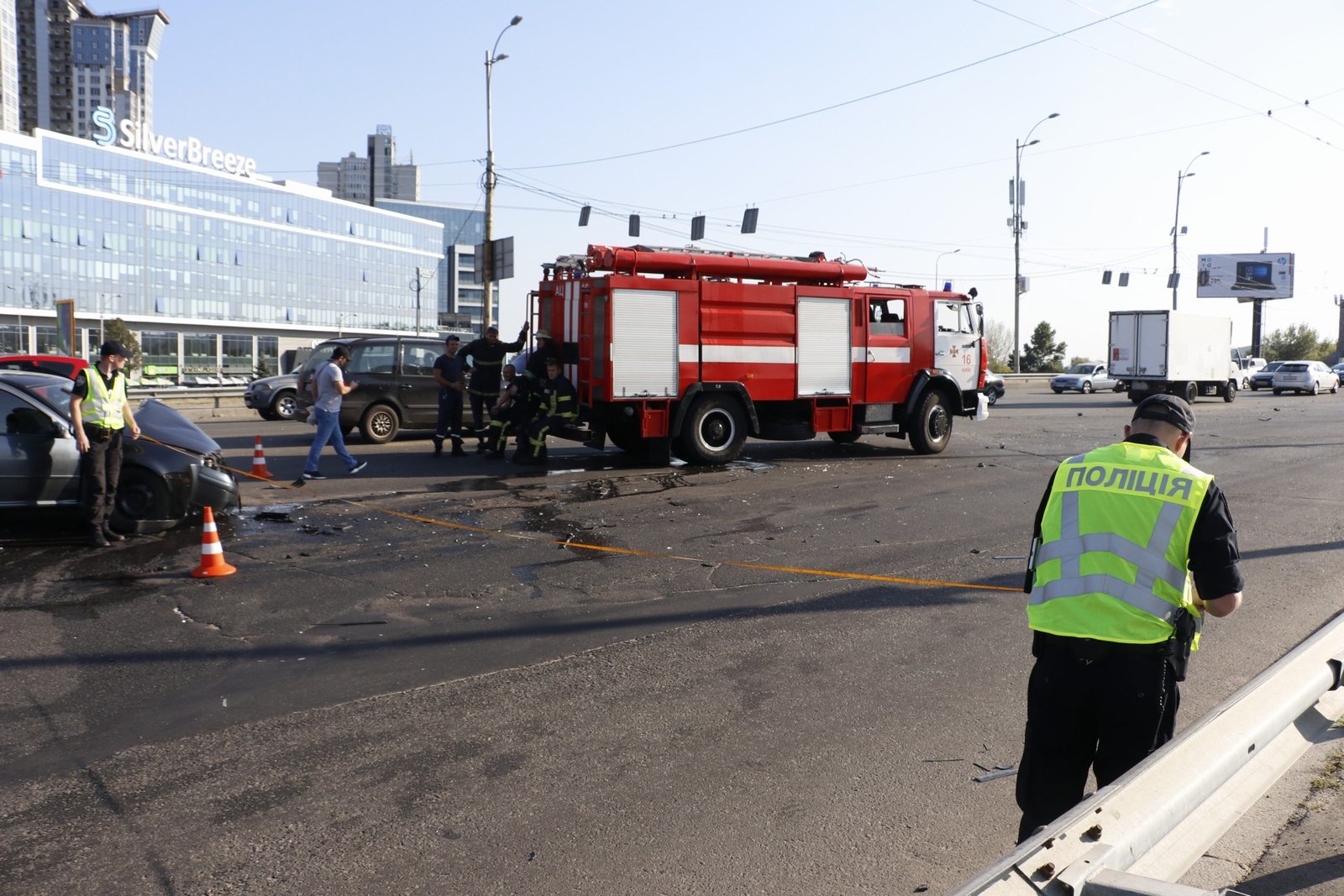 Автомобиль Peugeot двигался на мост Патона со стороны Дарницкой площади в крайнем левом ряду Автомобиль Peugeot двигался на мост Патона со стороны Дарницкой площади в крайнем левом ряду
