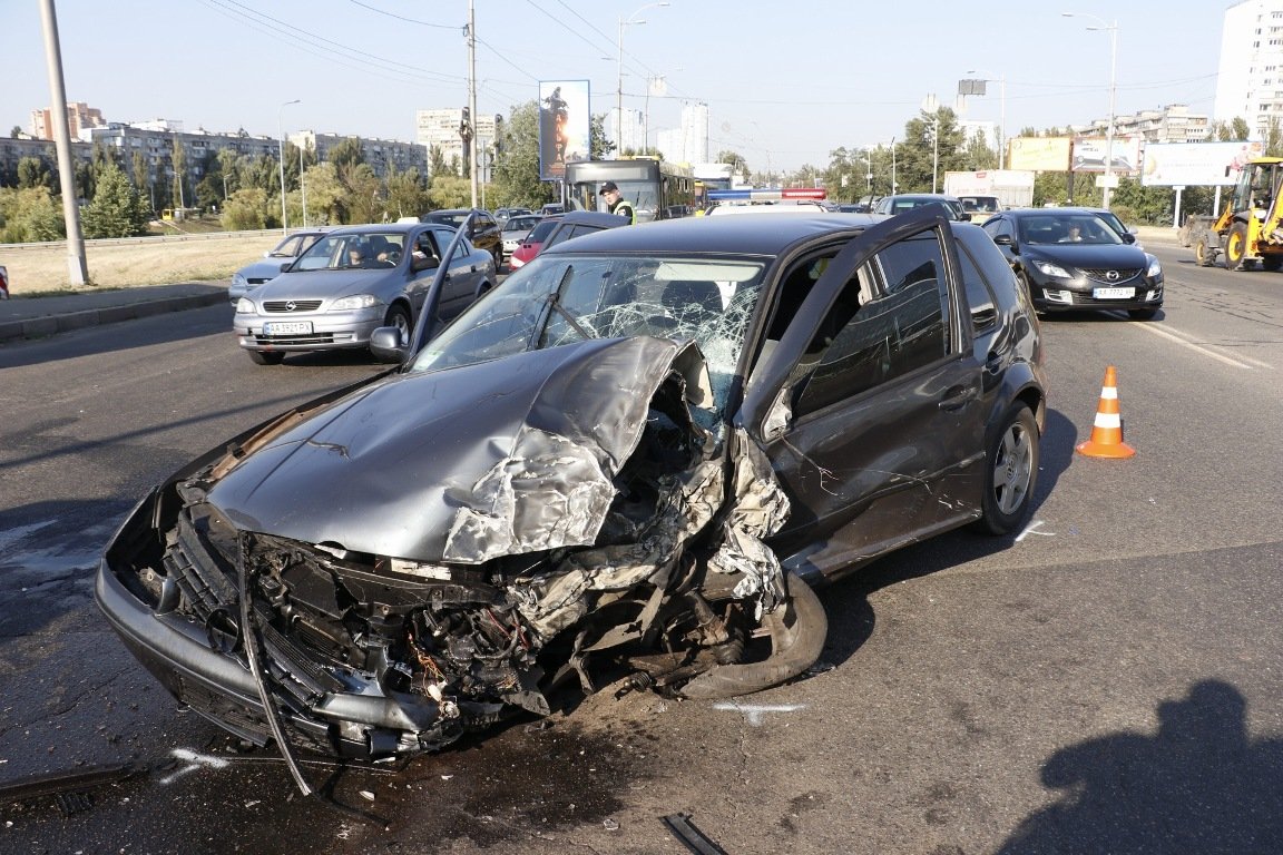 Автомобиль протянуло еще метров 20, и потом он остановился Автомобиль протянуло еще метров 20, и потом он остановился