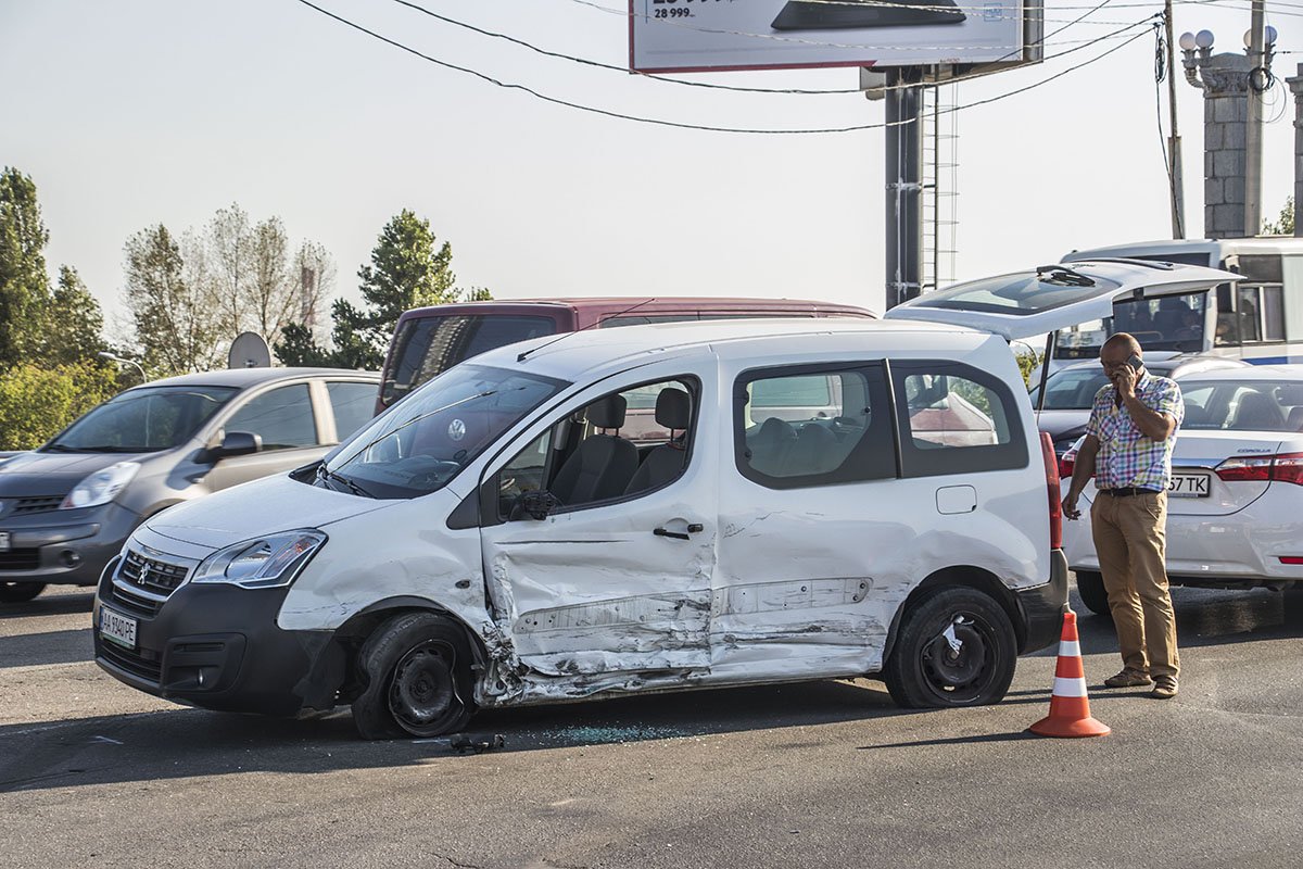 Водитель Рeugeot, пытаясь избежать столкновения, но ему это не удалось Водитель Рeugeot, пытаясь избежать столкновения, но ему это не удалось