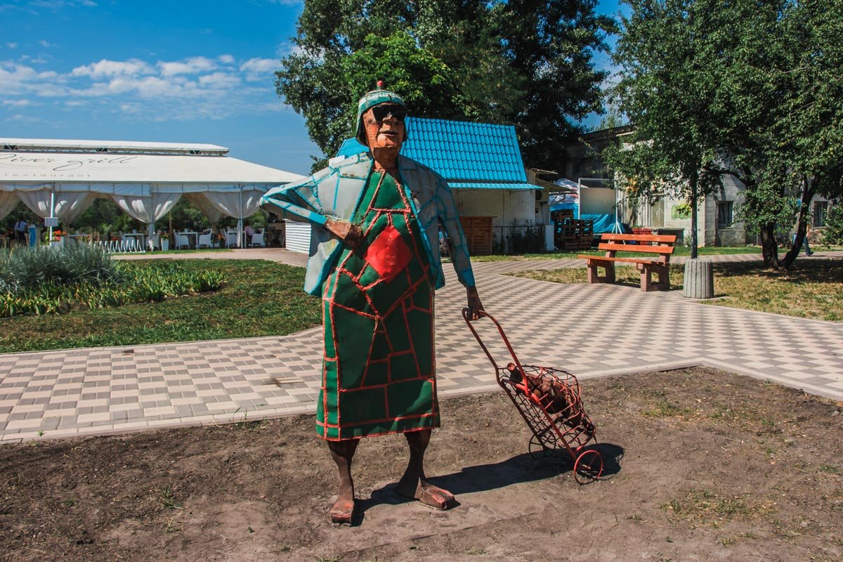 Территорию около скульптуры бабушки с кравчучкой облагородили 