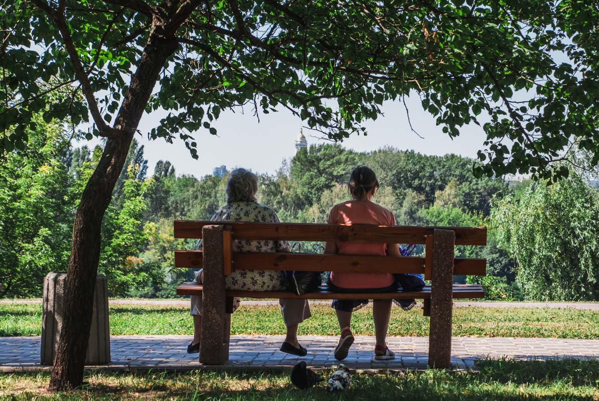 На Русановской набережной установили 124 лавочки 