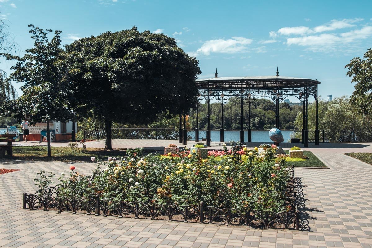 Сотрудники КП "Киевзеленстрой" обустроили в парке клумбы с цветами 