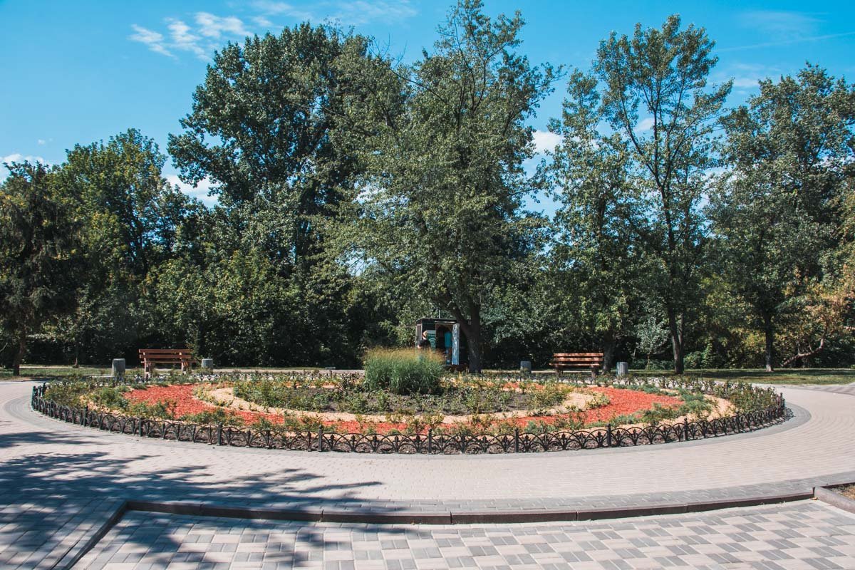 Чтобы в зеленую зону парка не заезжали автомобили, установили 100 хромированных антипарковочных столбика