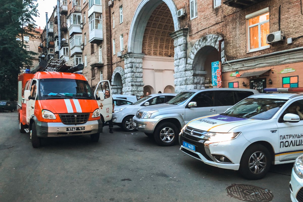 Мужчина звонил с таксофона