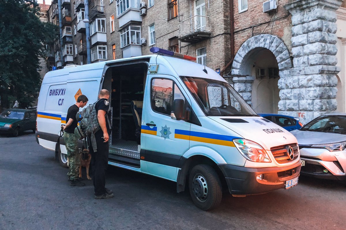 На месте происшествия прибыла взрывотехническая служба, два экипажа патрульной полиции, кинологи пожарные и «скорая»