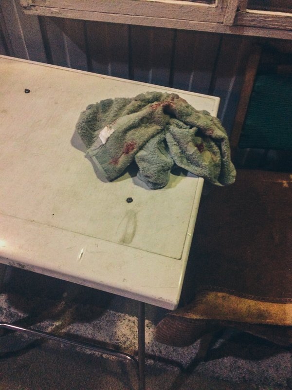 Мужчина крепкого телосложения, который стоял неподалеку, без повода начал агрессивно нападать на парня