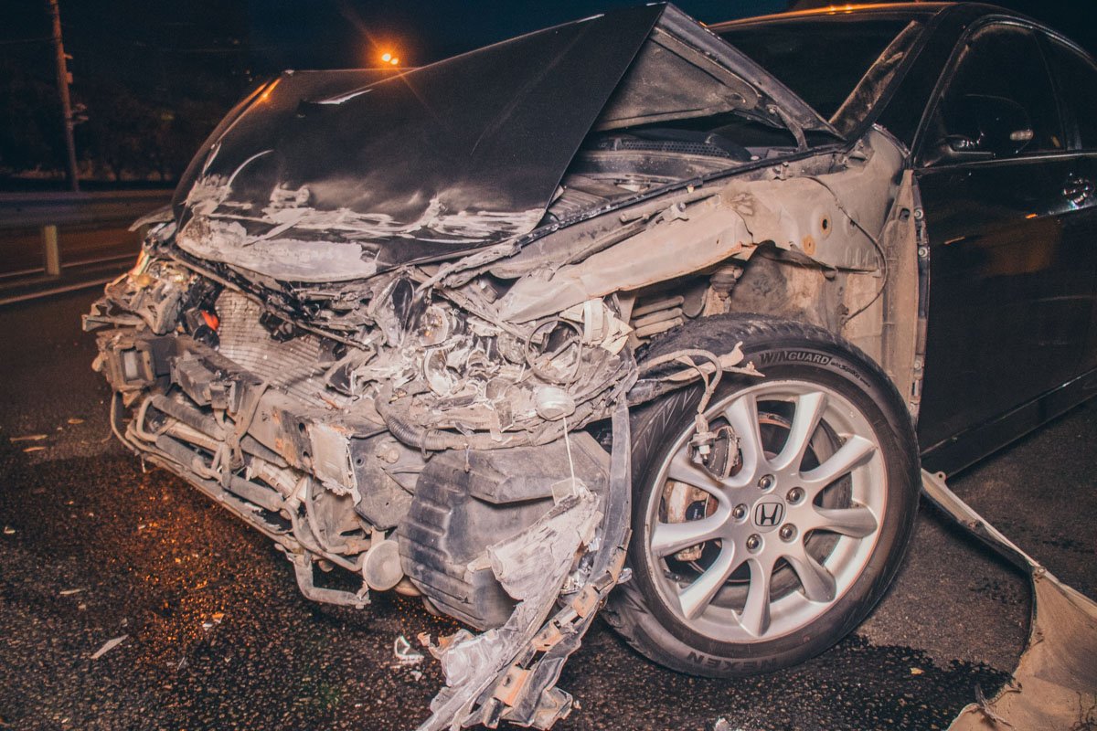 Что Honda ехала очень быстро подтвердили и очевидцы аварии. После столкновения машину занесло в отбойник, в результате чего сильно повредилась передняя часть