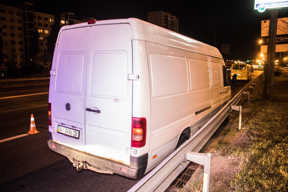 Водитель нажал на тормоз, однако избежать столкновения с пешеходами ему не удалось Водитель нажал на тормоз, однако избежать столкновения с пешеходами ему не удалось