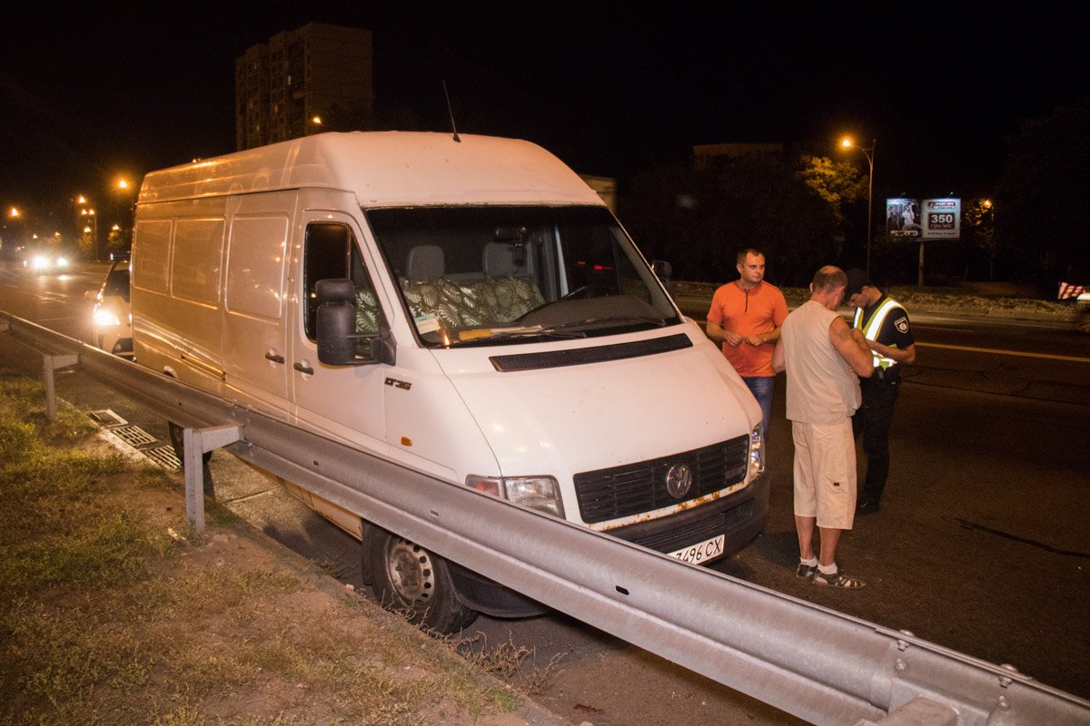 Буквально в ста метрах от места аварии расположен подземный пешеходный переход Буквально в ста метрах от места аварии расположен подземный пешеходный переход