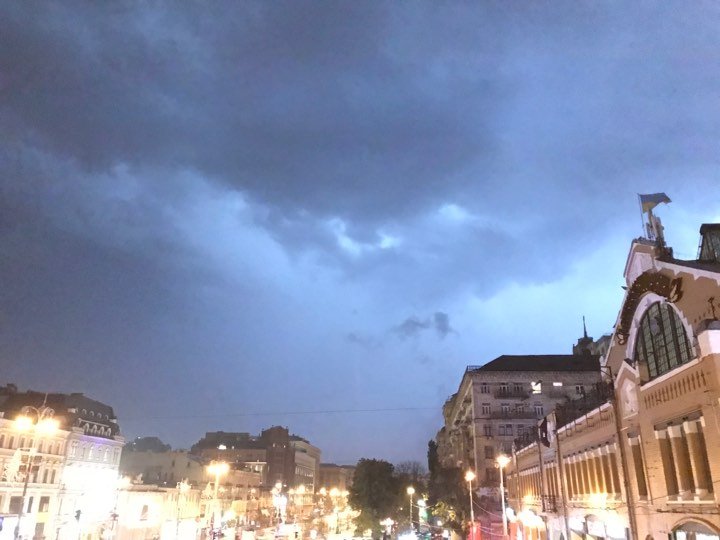 Молния в три часа ночи осветила центр Киева