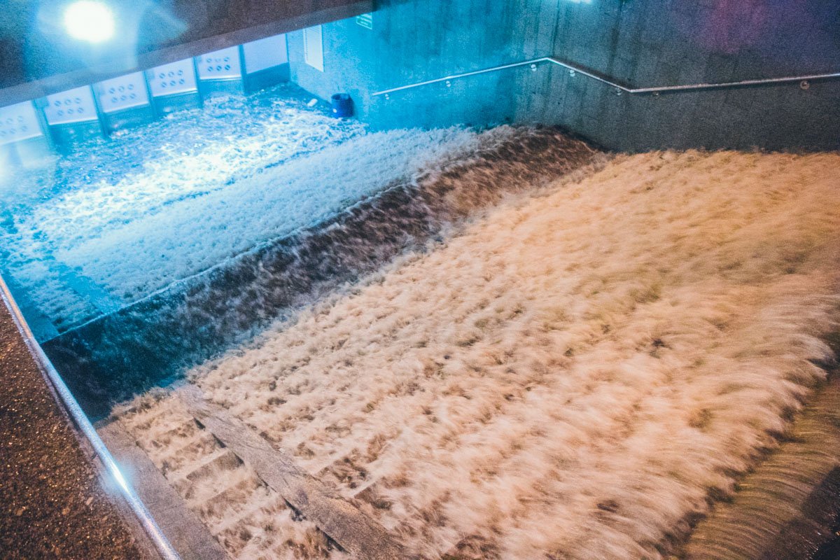 После продолжительной и мощной грозы с градом улица Крещатик оказалась полностью затоплена водой