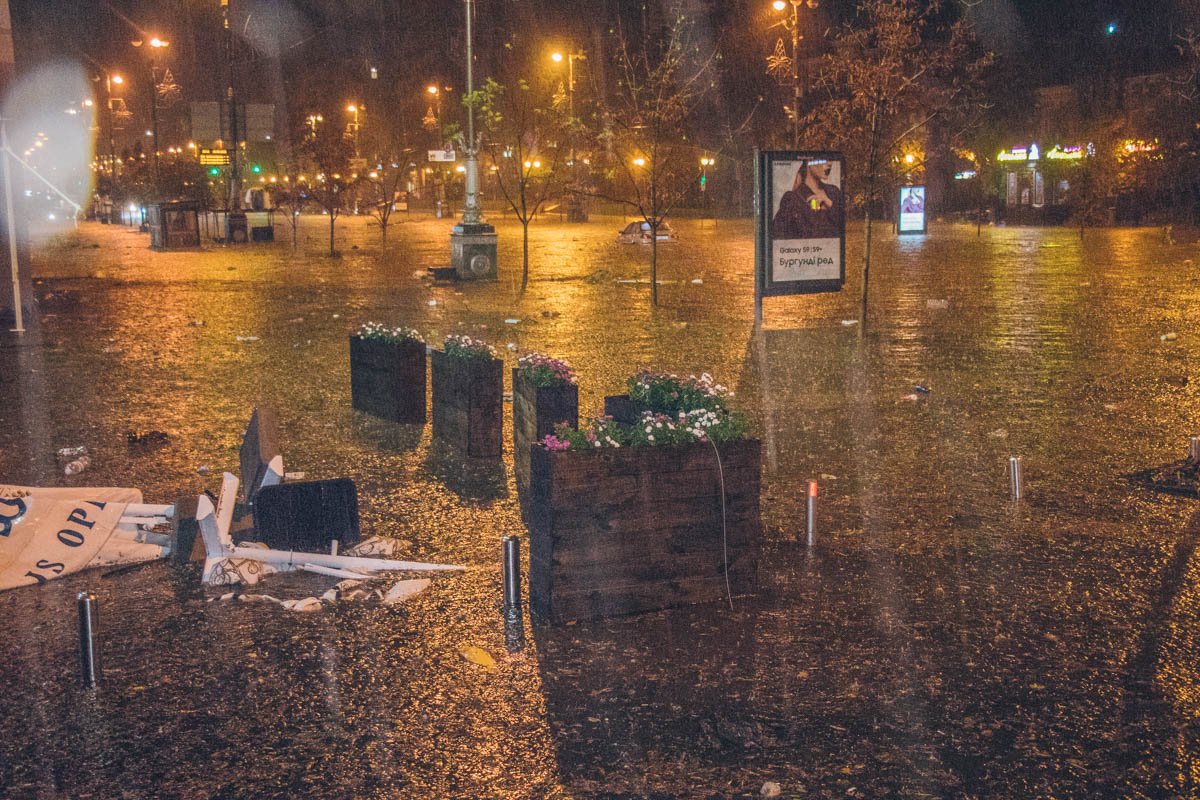 Жители мегаполиса проснулись от яркой молнии и сильного дождя с градом, который бил в окна