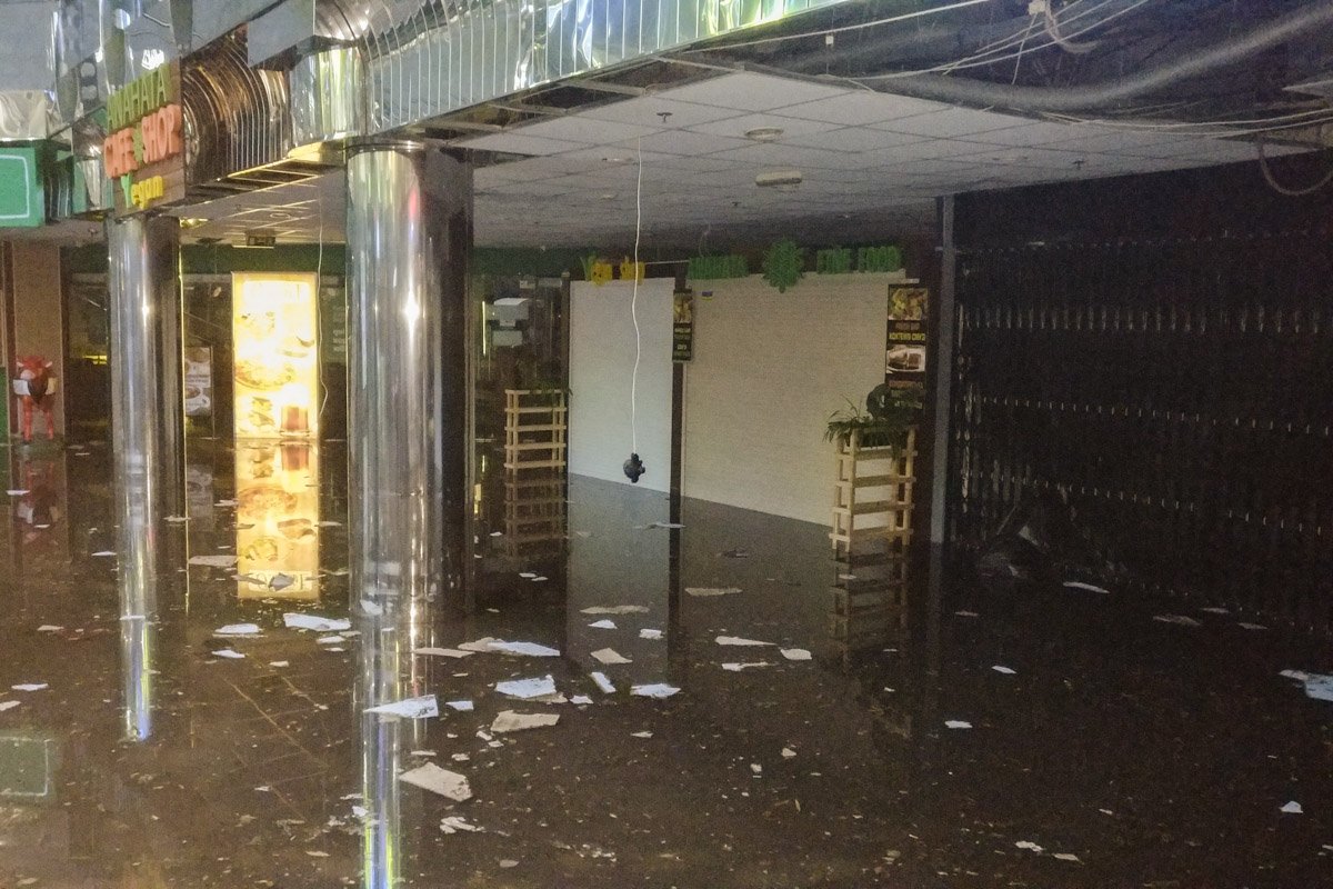 С потолка нижнего этажа "Метрограда" свисают вырванные розетки