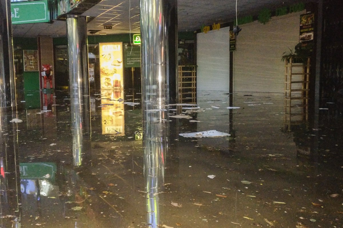 Пол нижнего этажа Метрограда полностью затопило водой