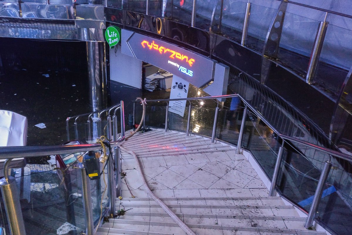 Помпы откачивают воду с нижнего этажа Метрограда