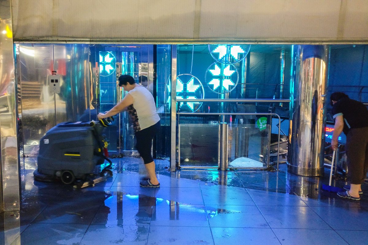 Работники торгового центра занимаются ликвидацией последствий потопа