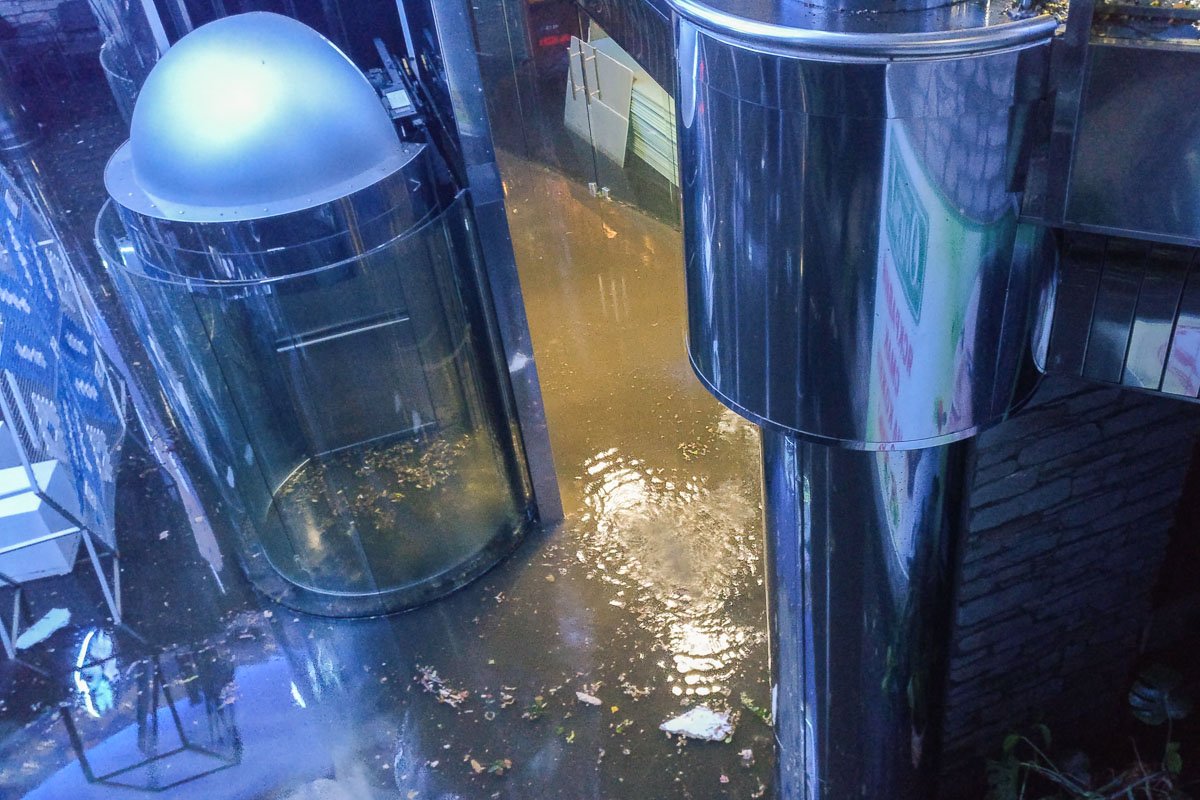 Вода в нескольких места продолжает стекать вниз