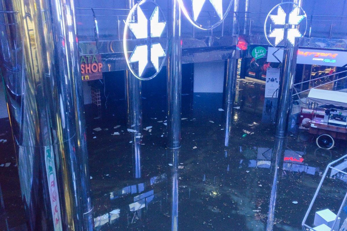 Неон и грязь от потопа