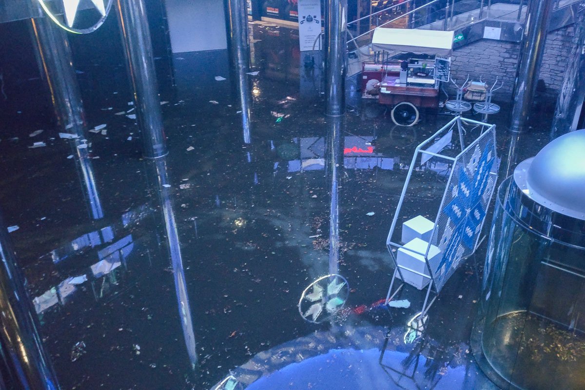 Потоп повредил имущество фудкортов и торговых точек