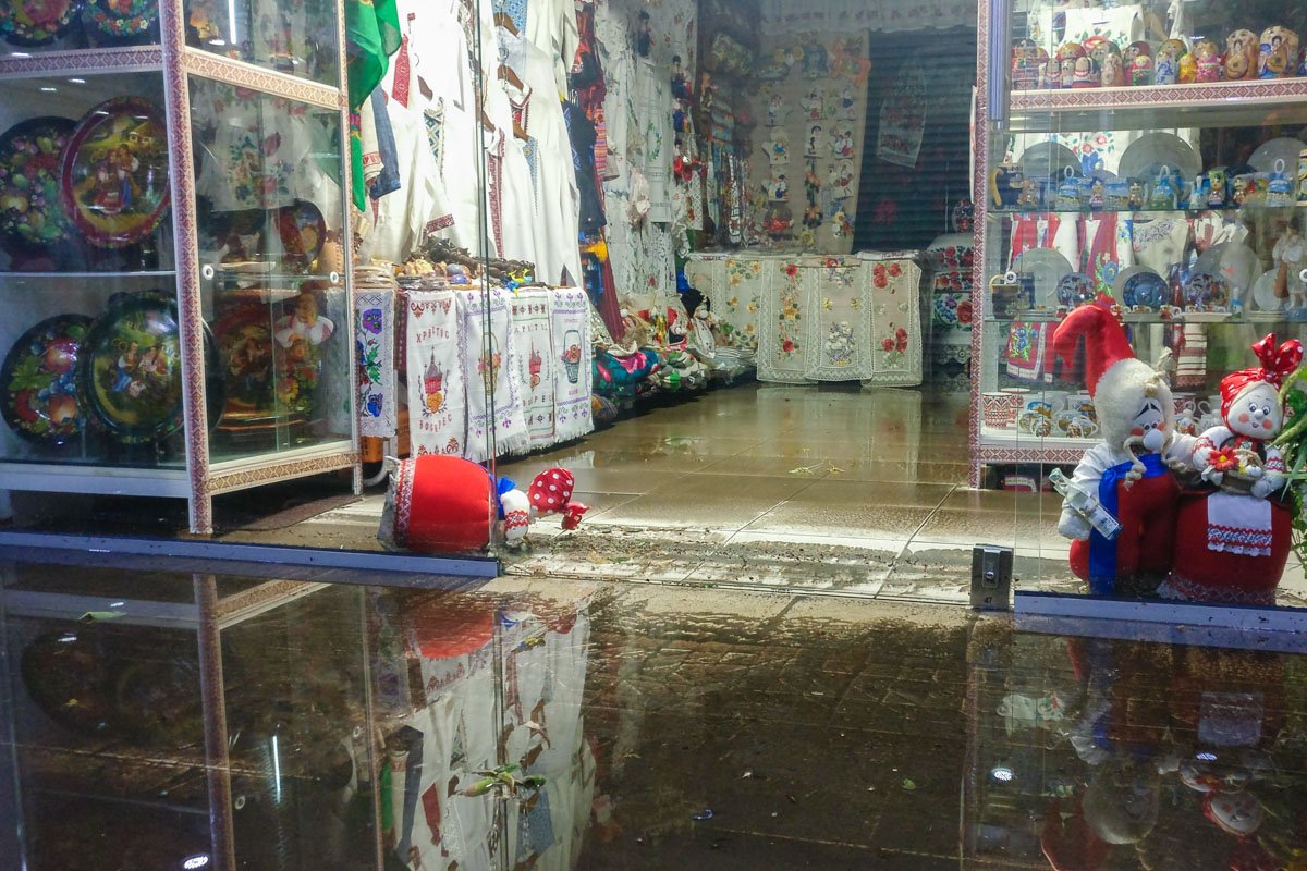 Вода проникла в помещения торговых точек и нанесла серьезный ущерб