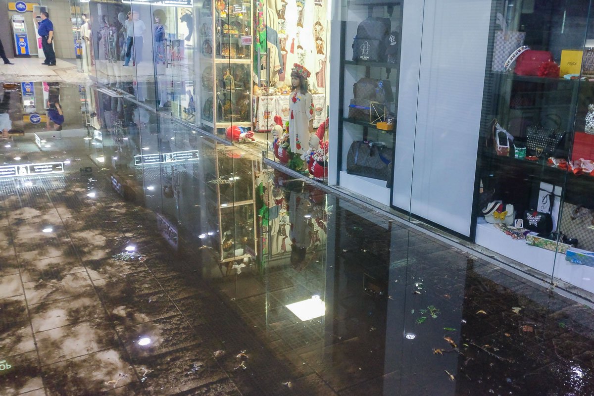 Вода нанесла грязь и мусор в переход и магазины