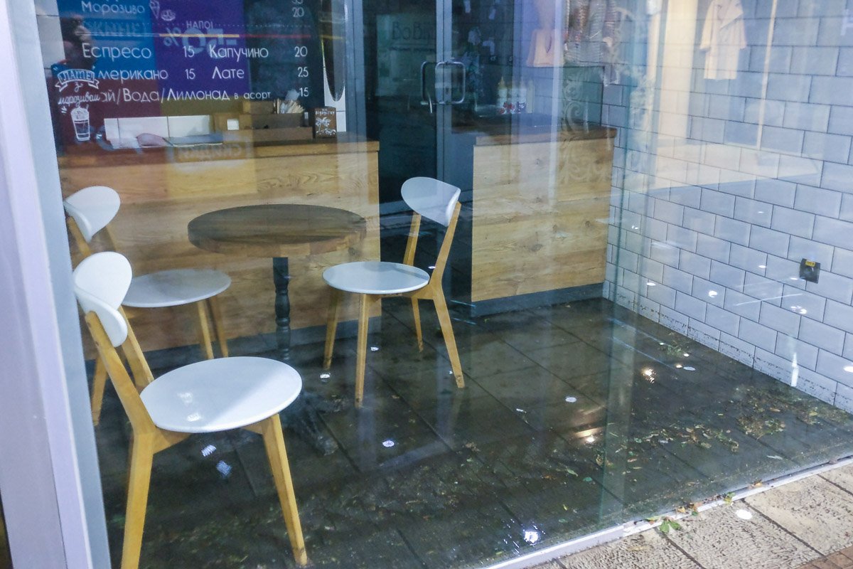 Имущество магазинов плавает в грязной воде