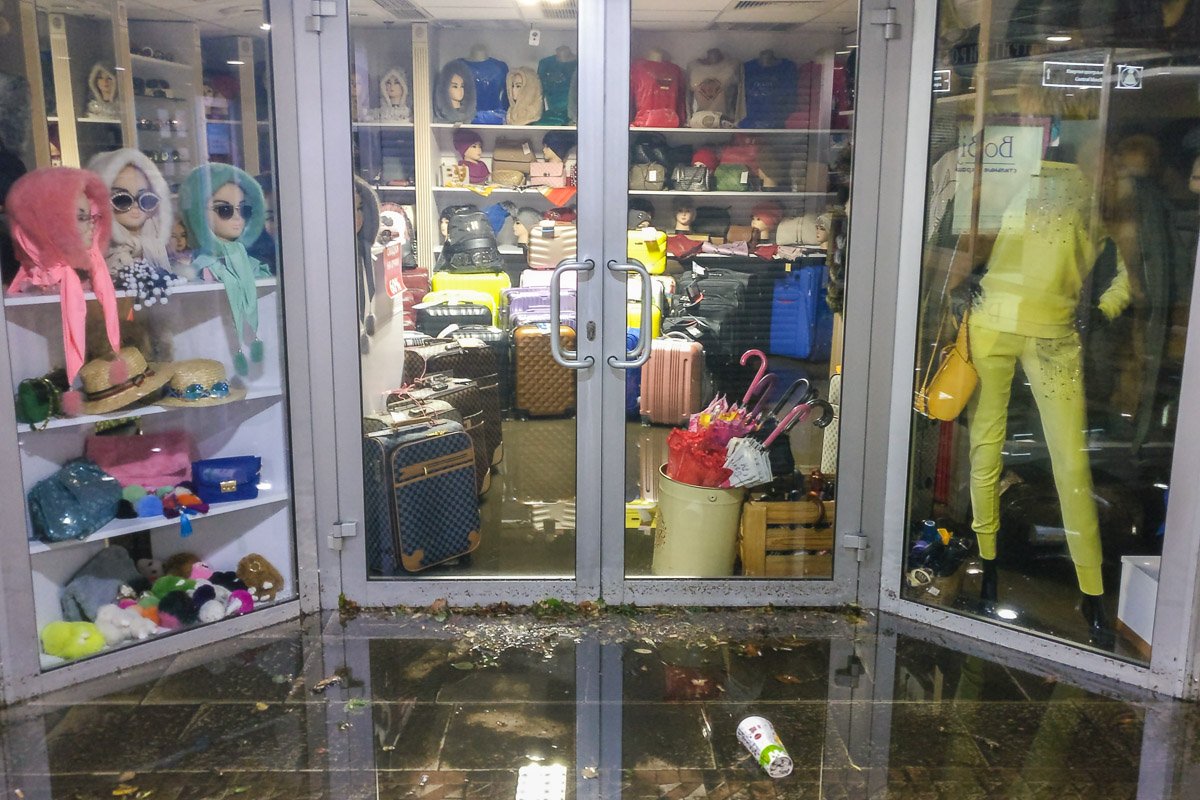Магазины затоплены водой