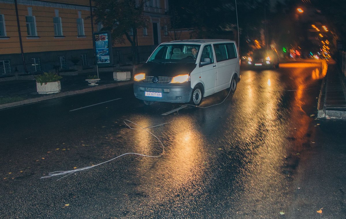 Оборванные провода на бульваре Леси Украинки