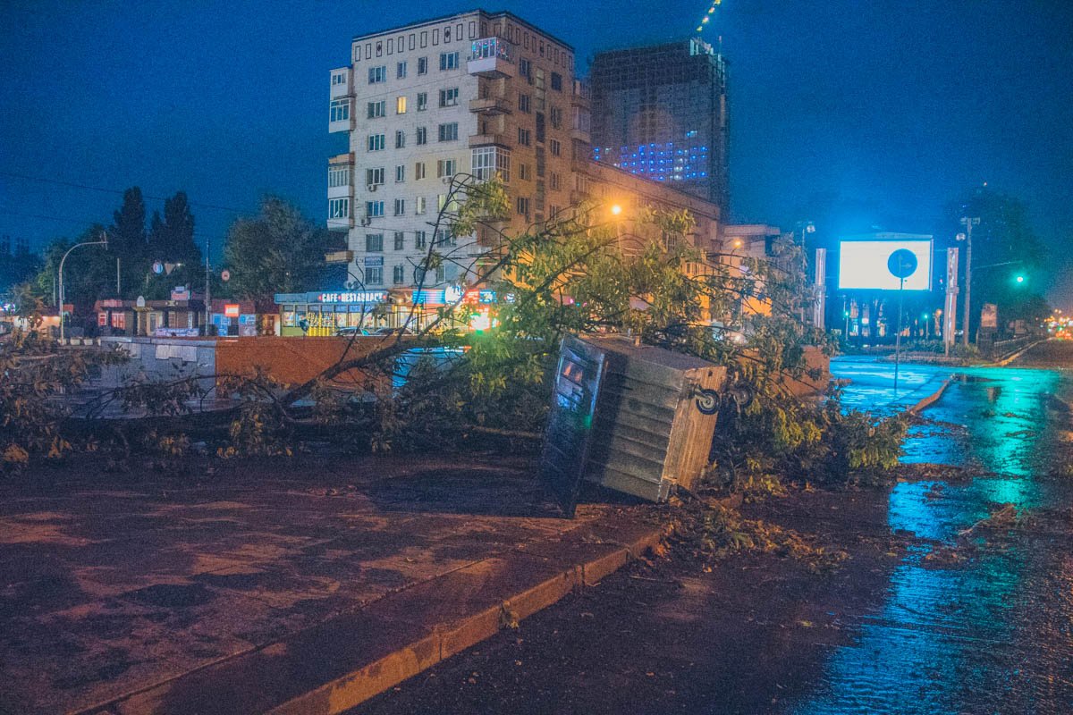Последствия стихии на площади Победы