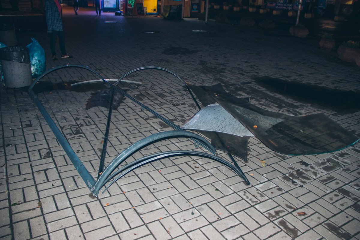 Разрушенный непогодой лайтбокс на площади Победы