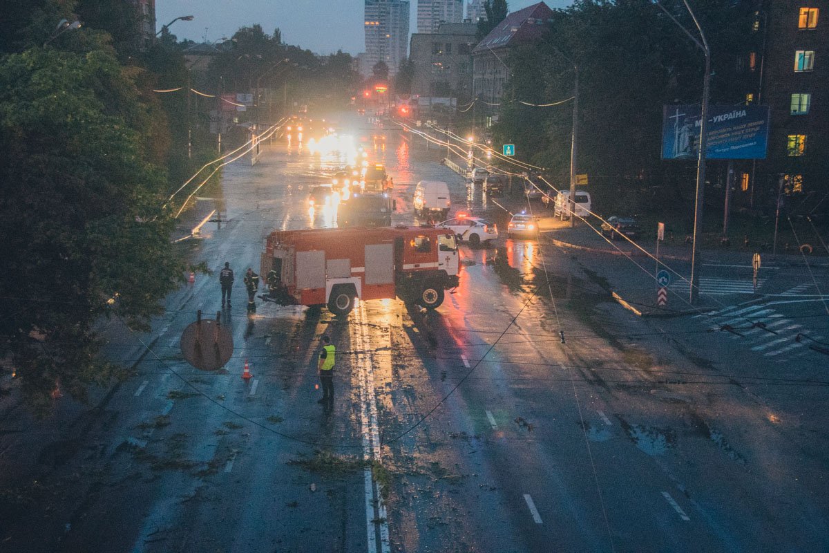 Спасатели и полиция ликвидируют последствия урагана на Дорогожичах