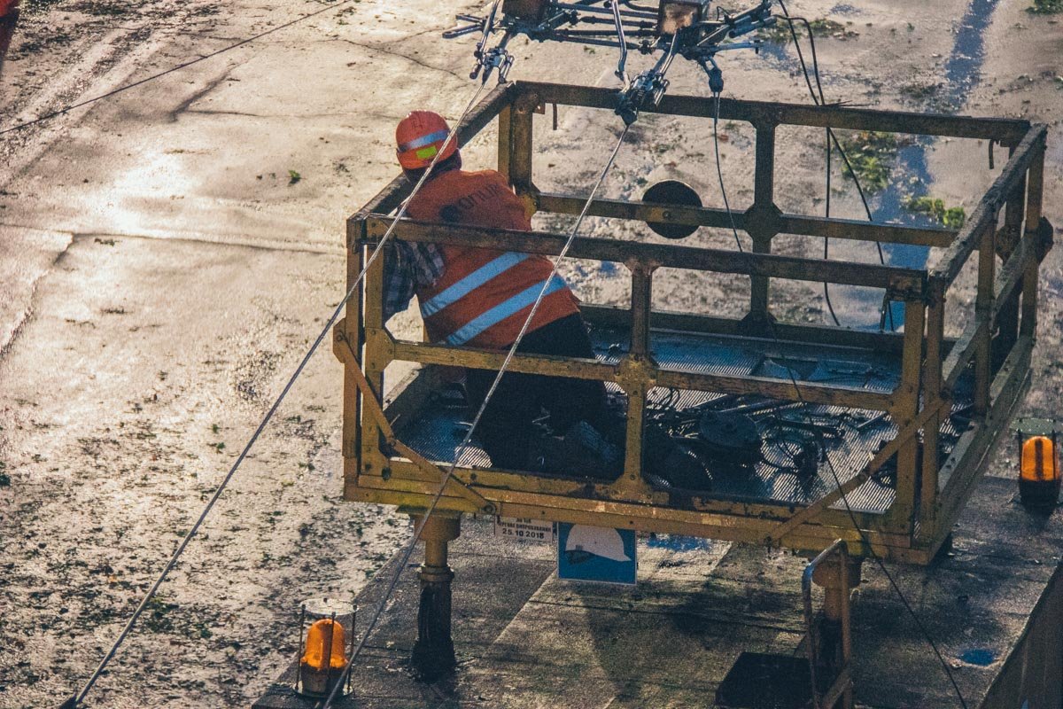 Электрики пытаются восстановить порванные провода