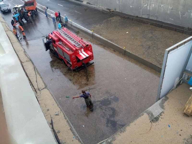 Спасатели ликвидируют затопление тоннеля на Дорогожичах