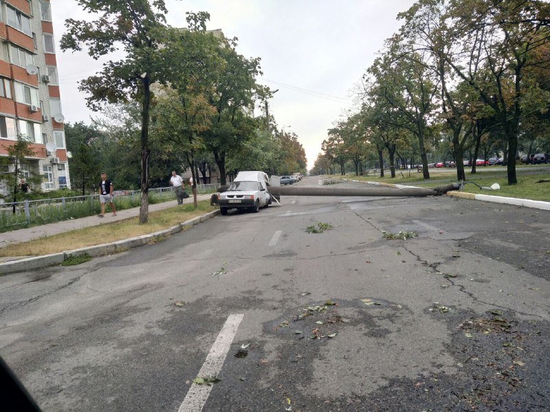 Упавший фонарный столб буквально разрубил "Таврию" пополам
