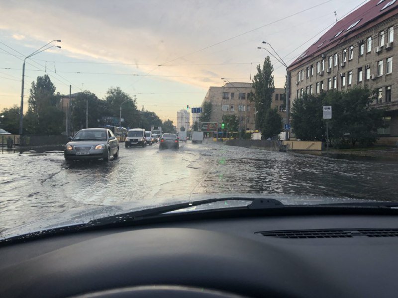Затопило не только Крещатик но и улицу Довженко