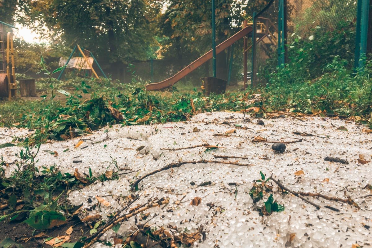 Град на фоне детской площадки