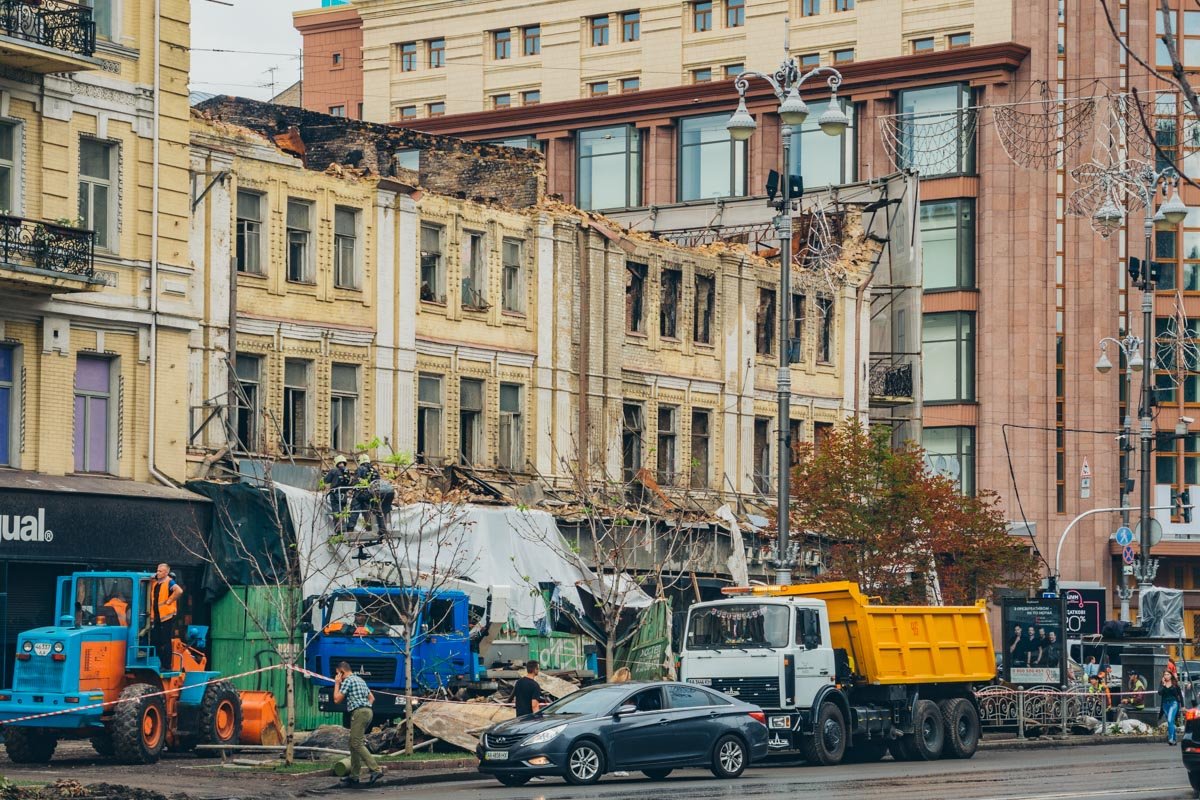 Также непогода разрушила часть фасада дома, повалила ограждения вокруг заброшки