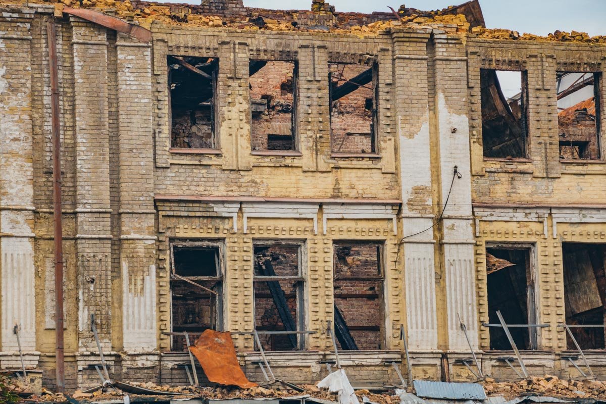 На Крещатике появились завалы из кирпичей, стекол, мусора 