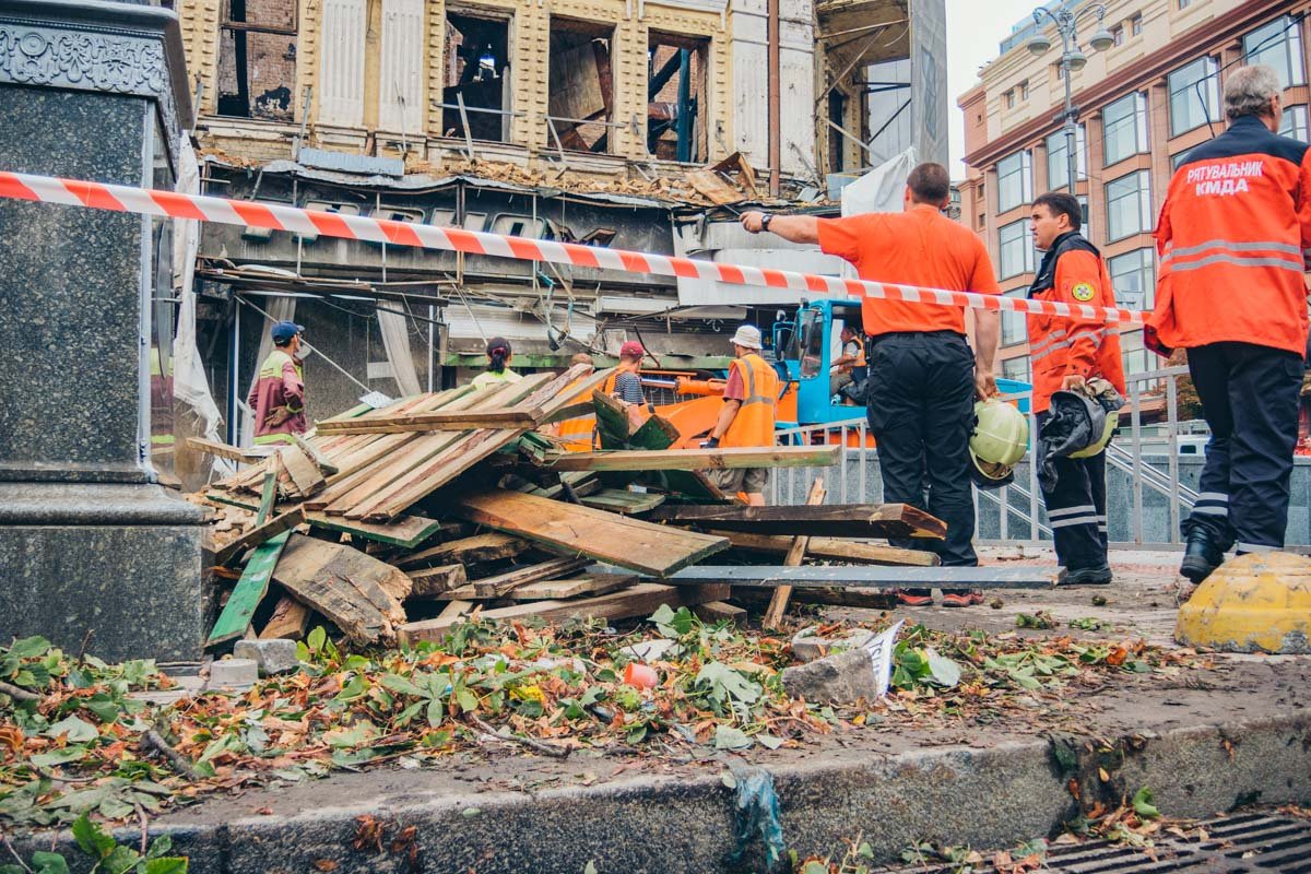 Сотрудники ГСЧС и коммунальных служб около 4:00 начали ликвидацию ЧП