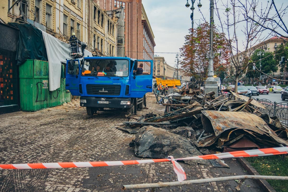 Опасную зону оградили