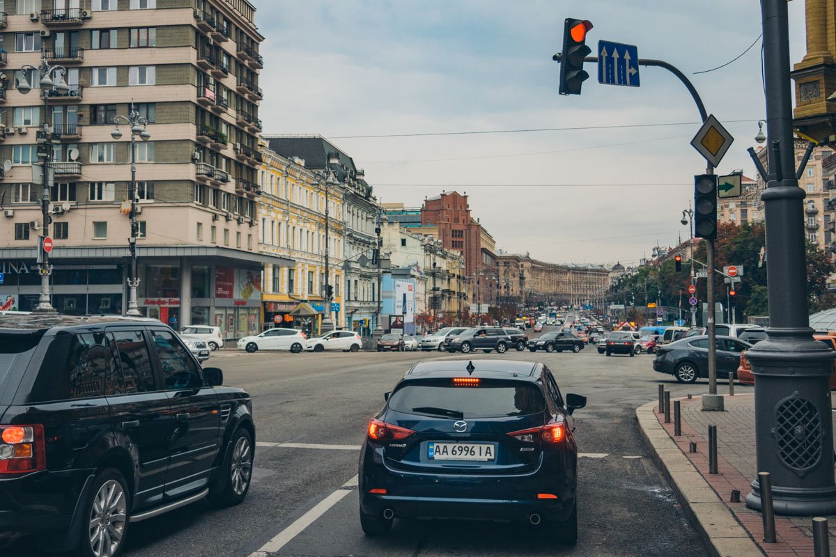 Даже светофор "отвернулся" от такого зрелища