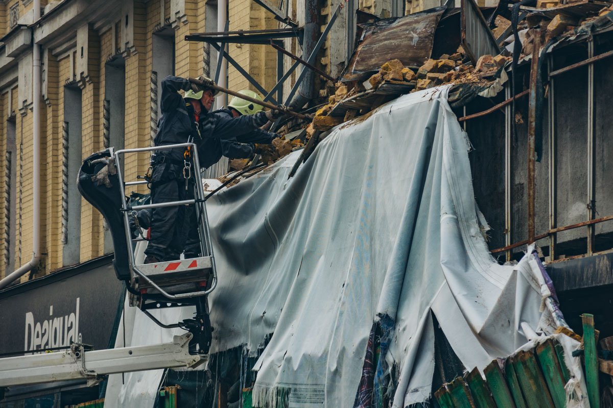 Сотрудники коммунальных служб за работой