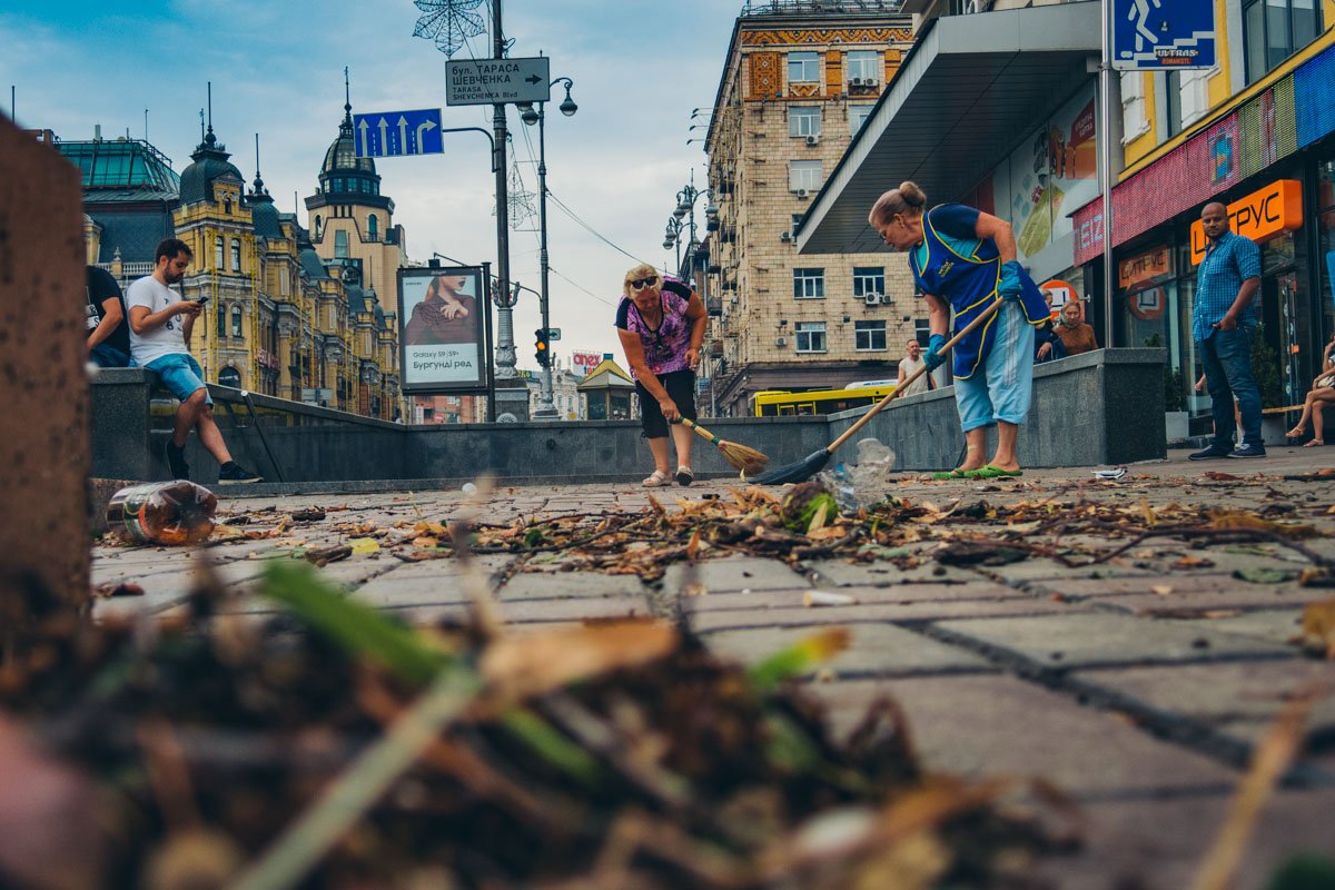 На Крещатике с ночи остался слой ила и мусора
