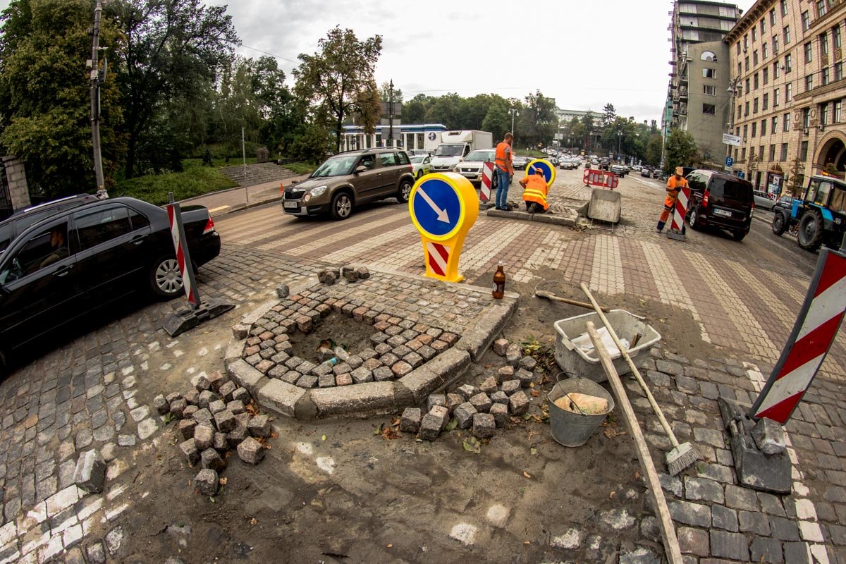 Дорожники устраивают островок безопасности для пешеходов Дорожники устраивают островок безопасности для пешеходов