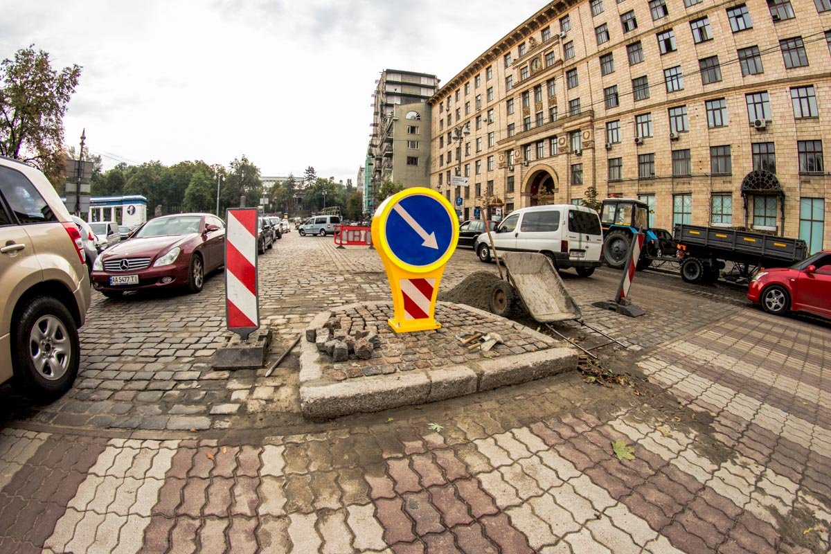 Улица Грушевского - одна из центральных улиц города с интенсивным трафиком Улица Грушевского - одна из центральных улиц города с интенсивным трафиком