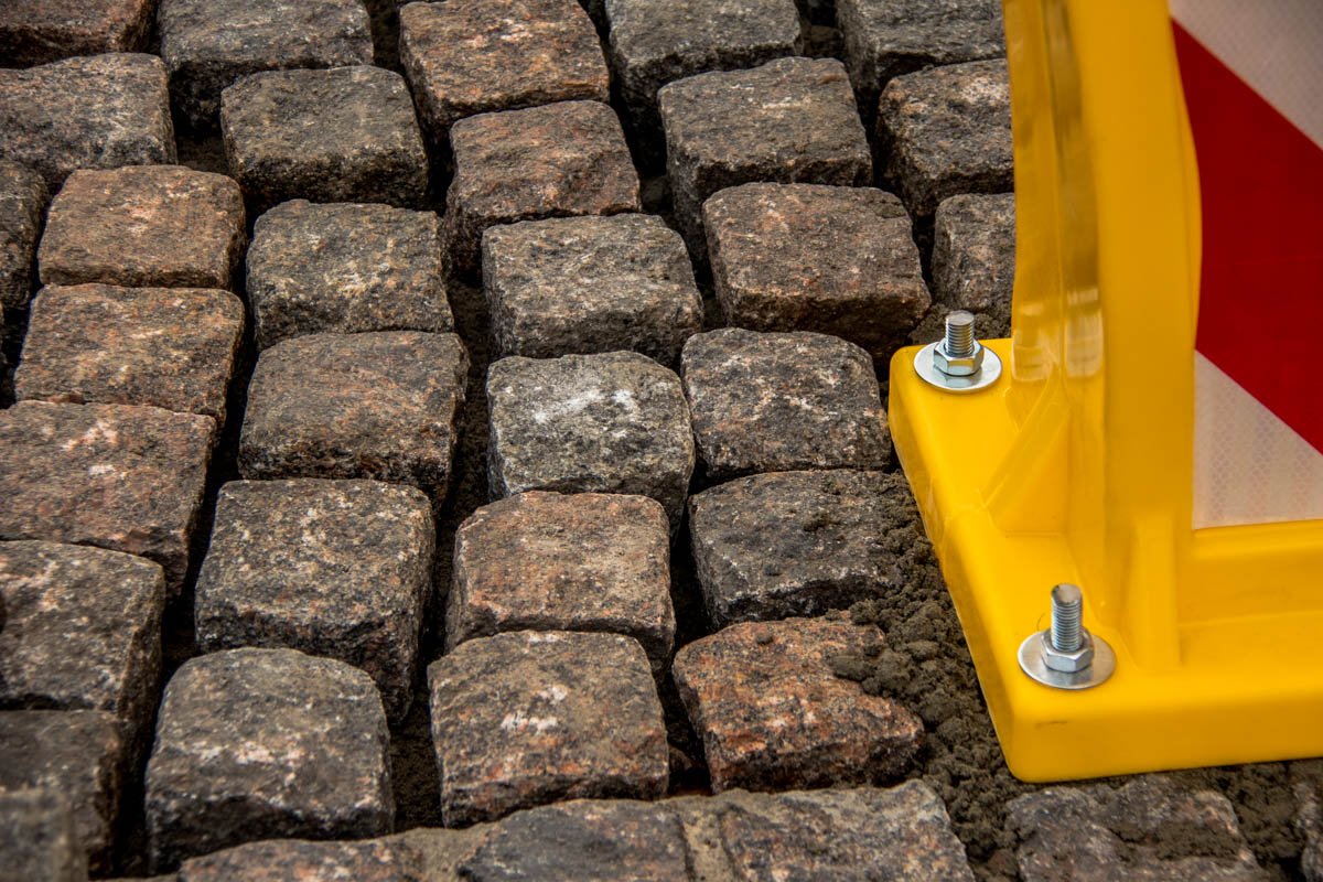 Островок должен обеспечить безопасность движения пешеходов Островок должен обеспечить безопасность движения пешеходов