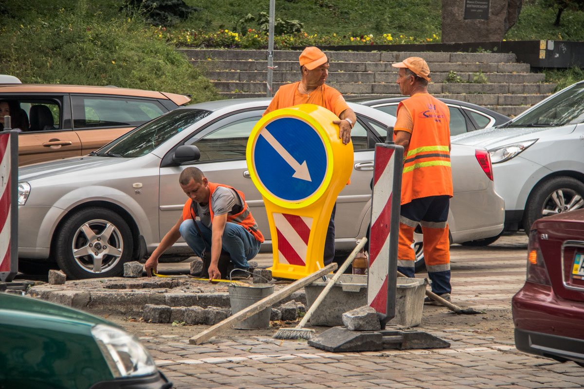 Коммунальщики просят водителей с пониманием отнестись к временным неудобствам Коммунальщики просят водителей с пониманием отнестись к временным неудобствам
